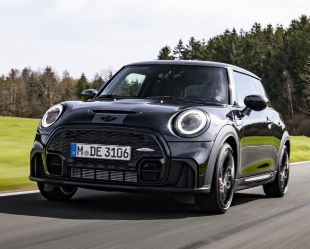 Seit jeher sind die MINI John Cooper Works Modelle die Top-Athleten der Marke MINI und maximieren das markentypische Gokart-Feeling.